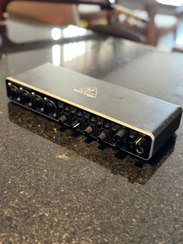 Interface de áudio Behringer UMC404HD