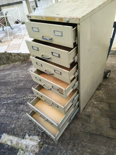 Vendo Gaveteiro de metal com 7 gavetas