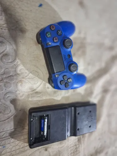 1 controle e um gamer .para retirada de peças ou conserto
