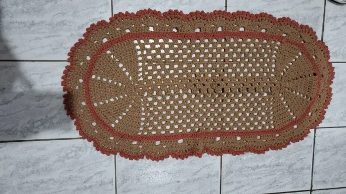 tapete de croche marrom com barra rendada terrcota