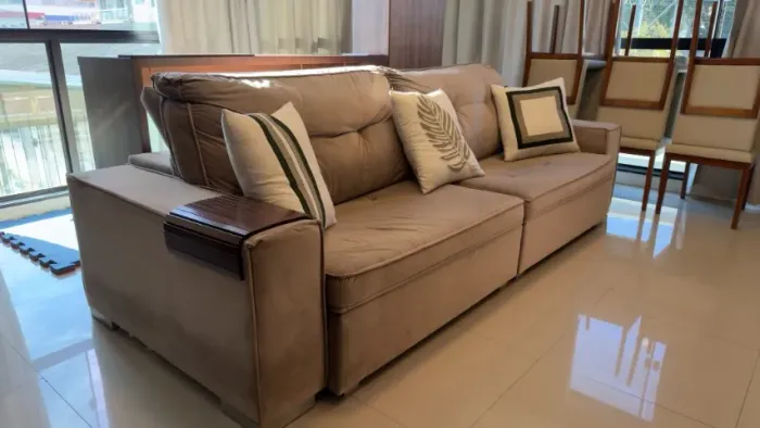 Sofá Retrátil e Reclinável 2,87m Suede Bege 4 Lugares com Bandeja de Braço