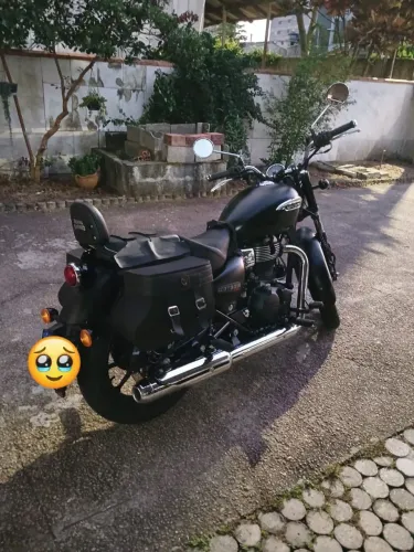 Vendo moto com alforge e capacete com comunicador