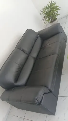 Sofá 3 lugares em couro Cor Preta faço a entrega grátis