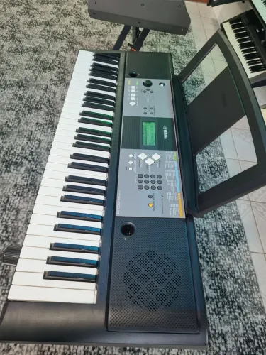 Teclado Yamaha PSR-E233