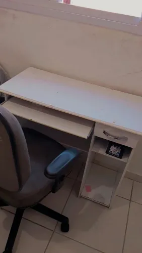 Mesa e cadeira de computador 