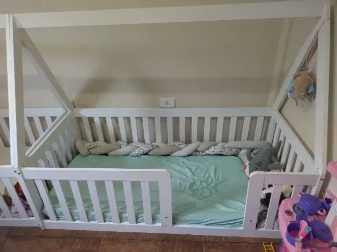 Cama Infantil Montessoriana Branca com Grade e Casinha