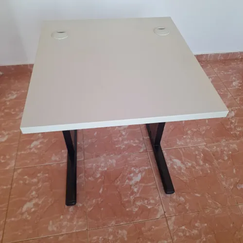 Vendo mesa para escritório, estudos e outros objetivos com material de alta qualidade te
