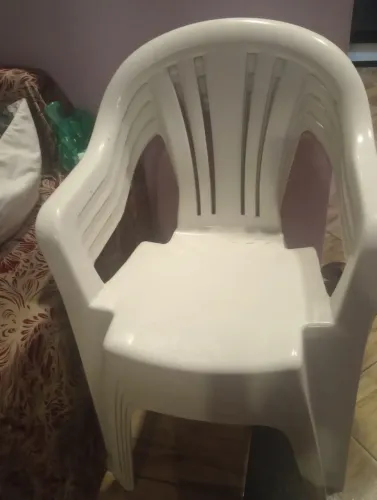 Vendo quatro cadeiras semi-novas no precinho 250 tem conversa no valor