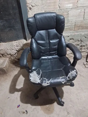 Vendo cadeira de escritório por 50 reais entrego