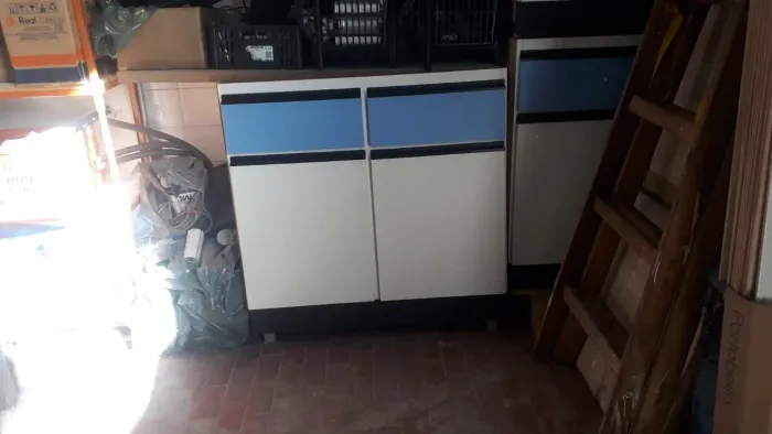 Balcão com duas portas e gavetas
