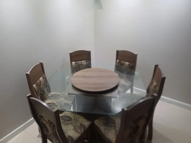 Vendo mesa com 6 cadeiras