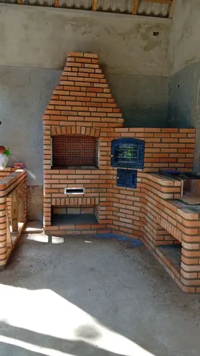 Churrasqueira, forno e fogão em tijolo aparente 
