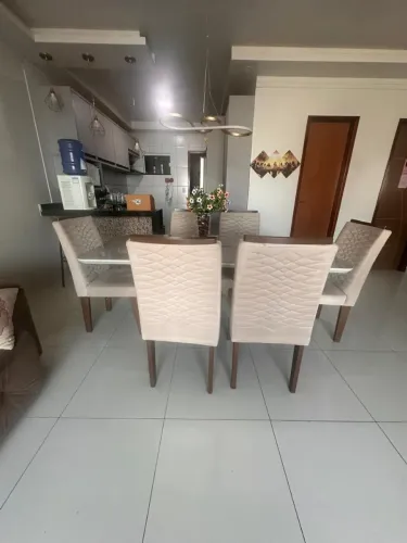 Vendo mesa com 6 cadeiras