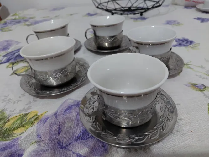 Xícaras de chá antigas de porcelanas c friso prata