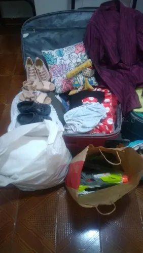 Duas malas grandes(uma com roupa de criança e, a outra, de adulto)+saco de brinquedos