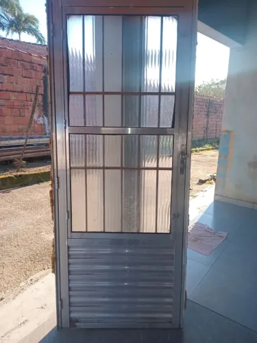Porta de alumínio com vidro e grade