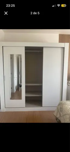 Guarda-roupa branco com espelho
