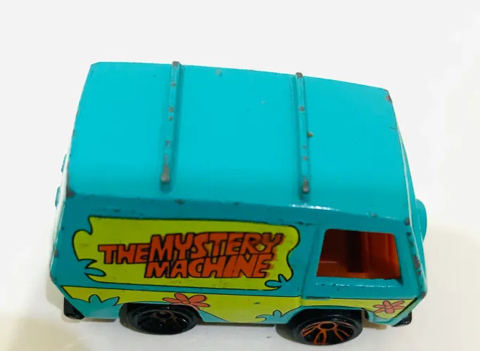 carrinho hot wheels mystery machine, baseado na van icônica do scooby-doo 1:64
