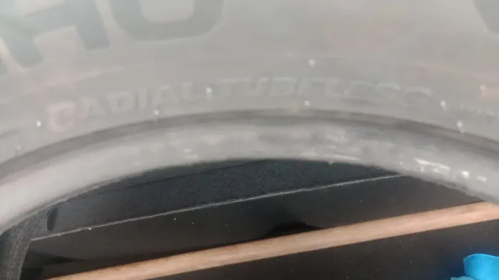 Pneus aro 17 seminovos 205/77 95v são dois