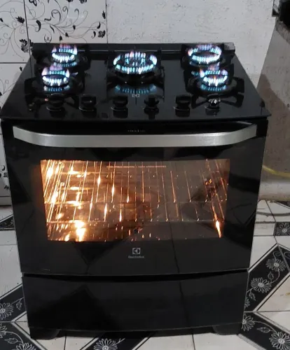 Moderno fogão eletrolux inox com mesa de vidro com tripla chama automático com prateleira
