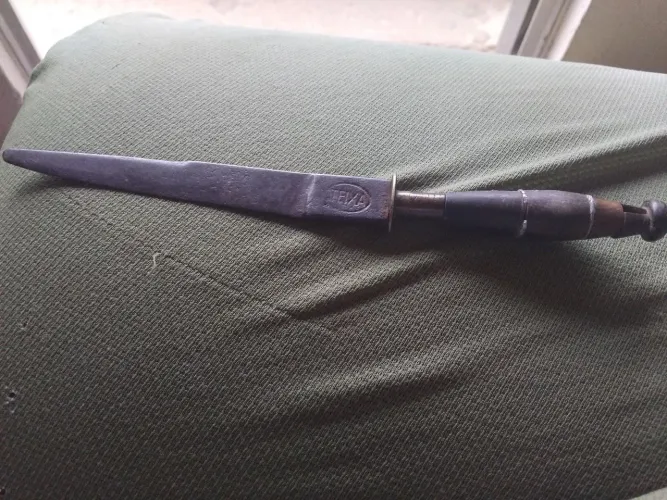 Faca antiga teixa com acabamento em latão 