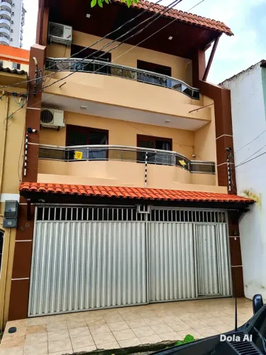 Saráty vende casa triplex no Umarizal.
