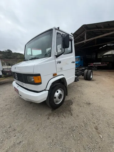 Vários caminhões Mercedes a venda