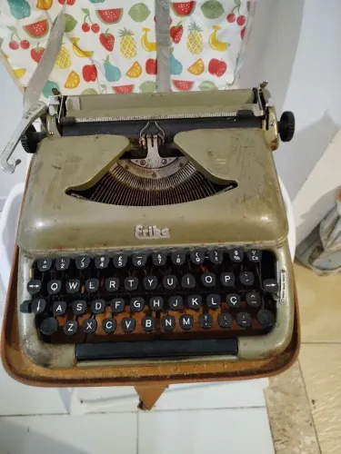 Maquina de escrever atida dos anos 70