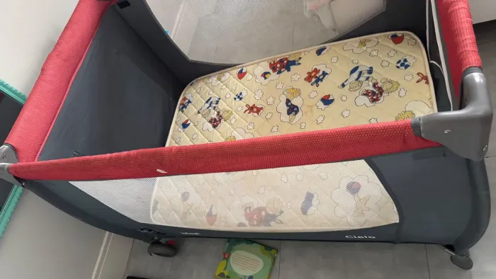 Berço Portátil com Trocador Cinza-Vermelho