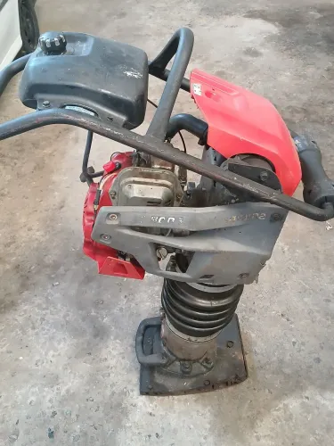 Compactador com motor Honda 4 tempos marca Husqvarna modelo LT600 usado em bom estado