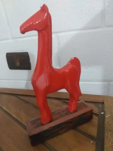 Esculturas de Cavalo entalhada na madeira 
