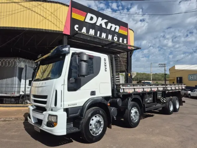 Iveco/Tector 240E25 ano 2012 carroceria 8x2 cabine leito.