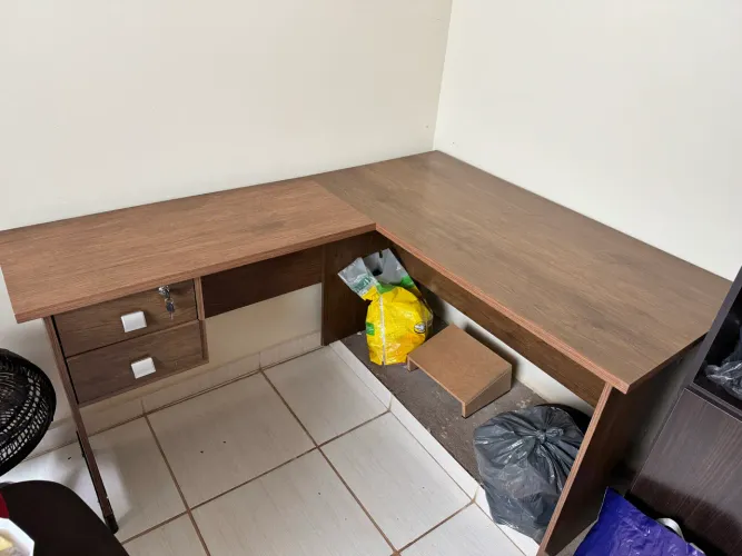 Mesa de escritório formato L