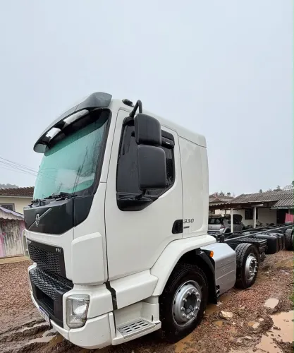 Volvo Vm 330 8x2 Bi truck 2022 Carroceria de frango ou no chassis
