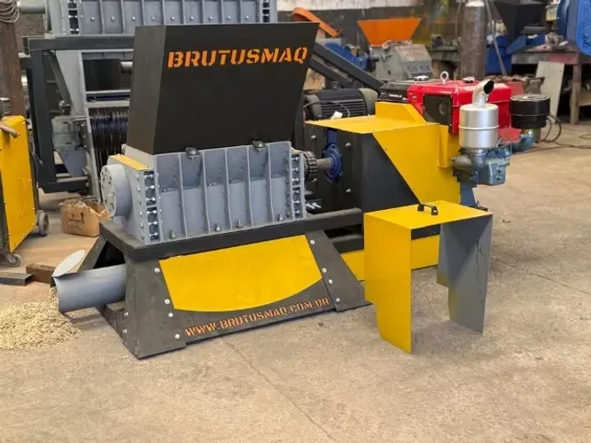 Triturador de madeira contaminada com pregos e grampos móvel a diesel