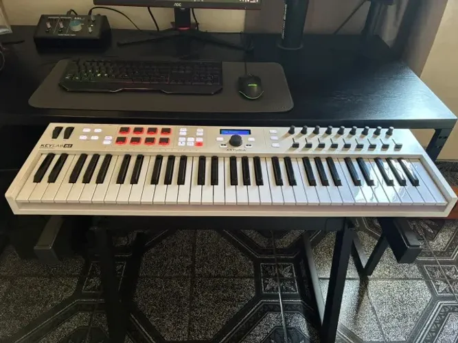 Arturia KeyLab Essential 61 (MK1) - Branco, impecável + suporte de brinde