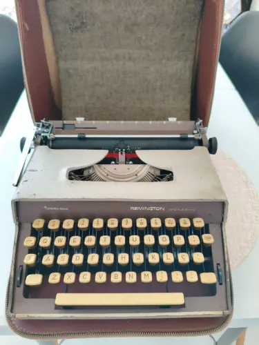 Máquina de Escrever REMINGTON MONARCH