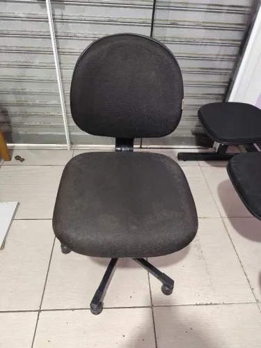 Cadeira de escritório giratória reforçada preta
