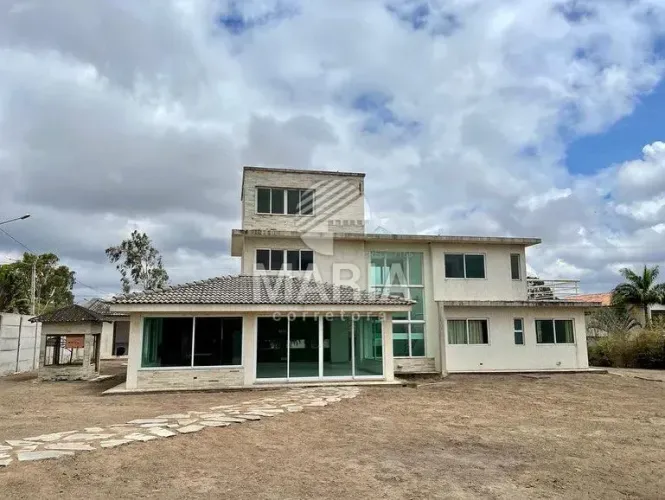 Casa fora de condomínio com 07 quartos e amplo terreno - Gravatá/Sairé/PE!