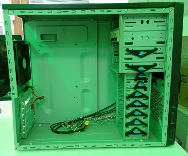 Gabinete para Computador Cooler Master super espaçoso 4 baias + Gravador DVD