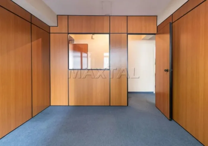 Sala comercial para locação, com 2 banheiros, na Avenida da Liberdade.