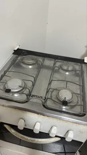 Fogao 4 bocas, funcionando forno também.