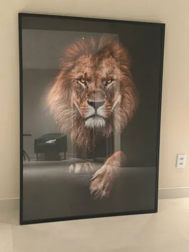Quadro decorativo de leão em alta definição, medindo 1,00 x 1,50 m, com moldura preta.