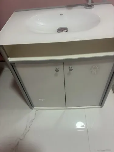 Gabinete em vidro leitoso com armário Mdf