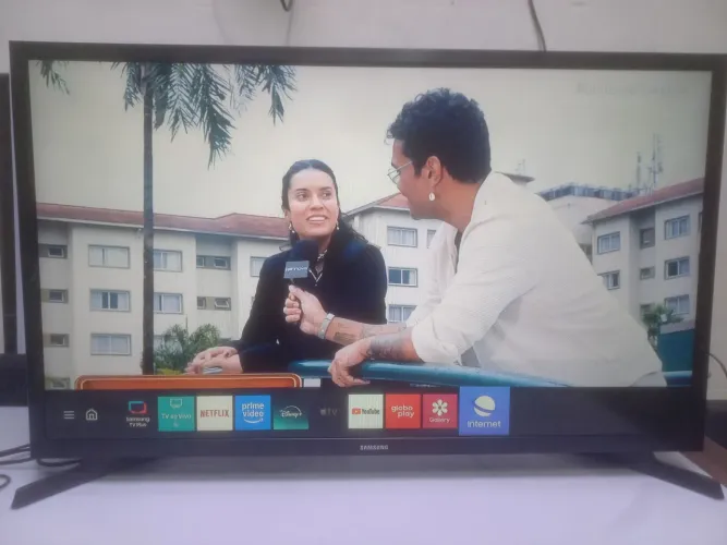 TV SAMSUNG 32 SMART TIZEN MODELO NOVO SEMINOVA COMPLETA TODO OS APLICATIVOS DA ATUALIDADE 