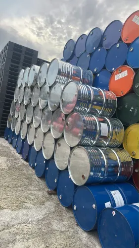 Tambor de latão cor prata, 200 litros, tampa fixa