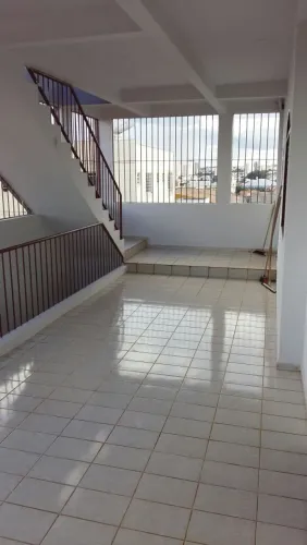 Alugo apto de 2 quartos sendo 1 suite. Bairro Maracanã.