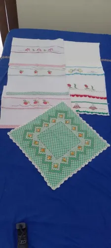 KIT 06 PANOS DE PRATO BORDADOS COM VIÉS E CROCHÊ E BRINDE