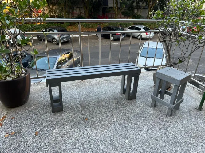 Conjunto banco de jardim de madeira