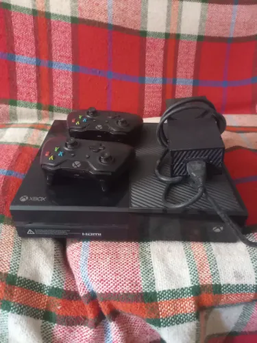 Vendo Xbox one desbloqueado com vários jogos na memória , interessados é só chamar